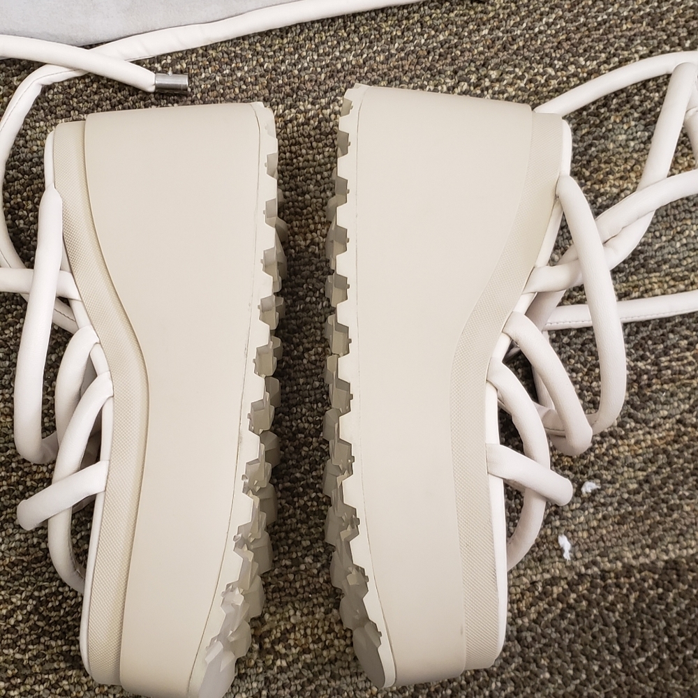 VIC MATIE WEDGE IVORY SANDLE.  SUZE 6